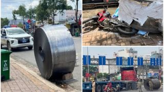 Hiện trường kinh hoàng 2 cuộn thép hàng chục tấn rơi khỏi xe đầu kéo, đè bẹp dúm xe máy ở TP.HCM