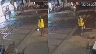 Thót tim clip thanh niên húc văng rào chắn, ngã trước mũi tàu, thoát chết thần kỳ nhờ 2 người phụ nữ