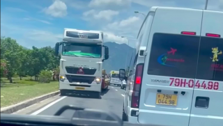 Camera ghi lại cảnh xe container ngang nhiên đi ngược chiều trên đại lộ gây bức xúc dư luận