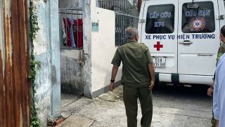 Người dân bàng hoàng khi phá cửa phòng trọ ở TP.HCM, phát hiện thi thể phụ nữ đã bốc mùi