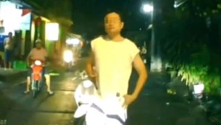Vụ clip người đàn ông tụt quần khiêu khích tài xế ô tô ở TP.HCM: Công an đã tìm ra tài xế xe máy