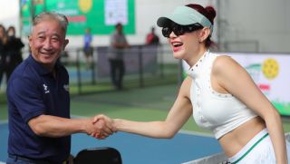 Chị đẹp Vbiz bị đồng nghiệp vung vợt pickleball trúng mặt, 'thủ phạm' là cái tên hot đình đám