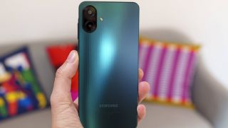 Mở hộp, trên tay Galaxy A07 4G: Điện thoại giá rẻ trang bị xịn, diện mạo đẹp kém gì iPhone 17