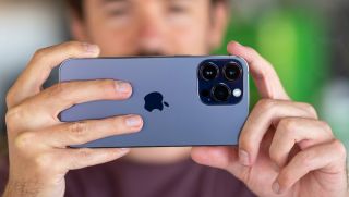 iPhone 14 Pro Max là iPhone Pro Max fullbox giá rẻ nhất thị trường Việt, viền thép sang chảnh vẫn được ưa chuộng
