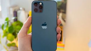 Huyền thoại iPhone 12 Pro rẻ như cỏ tháng 9: Trang bị 3 mắt vẫn ngon, kém iPhone 17 Pro cực ít