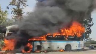 Xe khách đang lưu thông bỗng bốc cháy ngùn ngụt trên quốc lộ 18, hành khách hoảng loạn tháo chạy