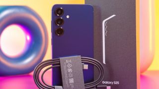 Chiếc Galaxy S này có AI cực xịn, ăn đứt iPhone 17 dễ dàng, camera nhỉnh hơn, rẻ hơn cả chục triệu