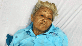 Vụ bà lão bán bắp bị bệnh nặng nằm viện một mình: Kết quả tìm kiếm người thân và tình hình sức khỏe?