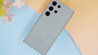 Chiếc Galaxy S này rẻ hơn iPhone 17 Pro Max tới 17 triệu, nhiều trang bị vẫn ngang thậm chí hơn