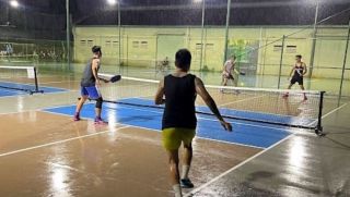 Không ngại thời tiết, nhiều người ra sân chơi pickleball giữa trời mưa bão