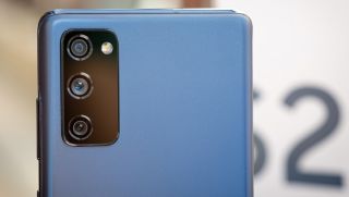 Từng là mối nguy của iPhone 12, Galaxy S20 FE nay rẻ như bèo kèm loạt trang bị mạnh như iPhone 17