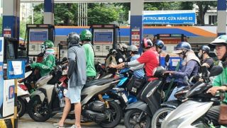 Giá xăng dầu hôm nay 1/10: Trong nước nguy cơ leo thang từ chiều mai, RON95 cũng tăng không kịp hãm!
