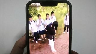 Xôn xao clip 2 nữ sinh đánh nhau bên bờ sông Sài Gòn, 1 nữ sinh thất thế bị lao vào đánh hội đồng