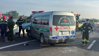 Hiện trường kinh hoàng vụ xe cứu thương va chạm xe tải trên cao tốc TPHCM - Trung Lương khiến tài xế nguy kịch