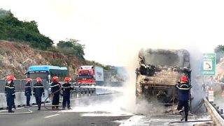 Sau tiếng nổ lớn, xe khách chở 30 người cháy trơ khung trên cao tốc Nha Trang – Cam Lâm, hiện trường gây ám ảnh