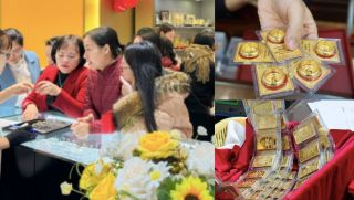Giá vàng hôm nay 5/10: 'Ngợp thở' trước đà tăng chưa dừng, cả vàng miếng và vàng nhẫn đều ở ngưỡng 'cực cao'