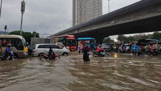 Hà Nội sáng 7/10 ‘thất thủ’ vì mưa lớn sau bão số 11 Matmo: Danh sách các điểm ngập sâu, dân khổ sở di chuyển