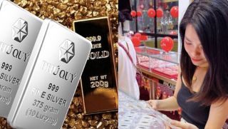 Trái ngược với giá vàng tăng 'khủng', giá bạc bất ngờ hạ nhiệt, người dân chen chân mua từng lượng tích trữ