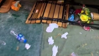 Du khách nước ngoài hoảng hốt khi chứng kiến tàu hất văng bàn ghế ở phố cà phê ‘đường tàu' Hà Nội