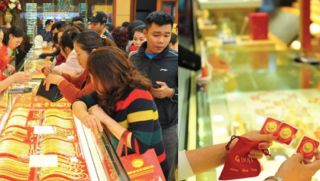 Giá vàng tăng không ngừng nghỉ, người dân không sợ cao giá mà sợ… hết vàng để mua!