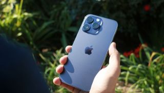 iPhone 14 Pro tháng 10 vẫn rẻ như bèo, thiết kế như iPhone 16 Pro, khung thép sang hơn iPhone 17 Pro