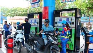 Sau 2 tháng bán thí điểm ở 3 thành phố, giá xăng E10 cũng không thoát khỏi cảnh giảm ‘không phanh’