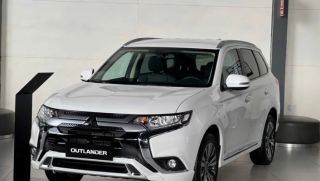 Giá Mitsubishi Outlander lăn bánh giữa tháng 10/2025 cực rẻ, ‘tất tay’ với Mazda CX-5 và Honda CR-V