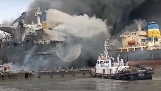 Tàu chở dầu bốc cháy ngùn ngụt khi đang sửa chữa khiến ít nhất 10 người thiệt mạng, 18 người bị thương