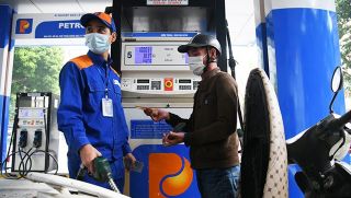 Giá xăng dầu hôm nay 16/10: Giá xăng tăng, giá dầu giảm bắt đầu từ 15 giờ chiều nay