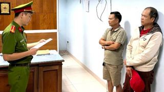 Gia Lai: Bắt tạm giam hai tài xế xe bán tải thản nhiên livestream truy đuổi và đe dọa cảnh sát giao thông