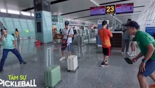 Chỉ có ở Việt Nam, nhóm người đàn ông biến sân bay thành sân chơi pickleball
