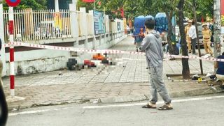 Hiện trường ám ảnh vụ xe máy bị hất văng lên vỉa hè sau va chạm với xe buýt, 2 người thương vong