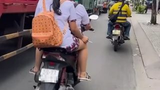 Camera ghi lại hành động phản cảm của 2 nữ sinh khi tham gia giao thông khiến dư luận bức xúc