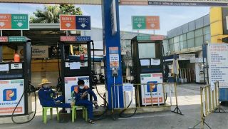 Giá xăng dầu giảm, hàng loạt nhân viên trong ngành năng lượng có nguy cơ mất việc 