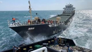 Tàu chở gần 6.000 tấn xi măng bất ngờ bị chìm trên biển Huế, tình hình 8 thuyền viên mắc kẹt trên tàu? 