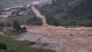 Sau tiếng nổ lớn, lũ bùn 3km tràn xuống suối ở Quảng Ngãi, cô lập 1.700 người