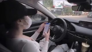 Thực hư clip ghi lại hình ảnh cô gái trẻ bỏ cả 2 tay để bấm điện thoại trong lúc lái xe gây xôn xao