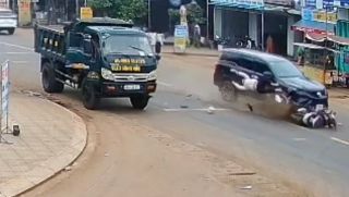 Camera ghi lại cảnh ô tô tông mạnh khiến 2 người thương vong, tài xế có hành động gây căm phẫn