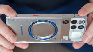 Mở hộp, đánh giá nhanh RedMagic 11 Pro: ‘Quái vật gaming’ với công nghệ làm mát hiện đại so kè iPhone 17 Pro Max