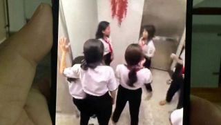 Rợn cảnh nữ sinh bị nhóm bạn vây đánh trong nhà vệ sinh trường học ở TP HCM