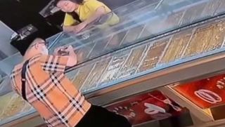 Chân dung nam thanh niên ăn mặc bảnh bao giả vờ mua vàng rồi táo tợn cướp vàng tẩu thoát