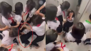 Phụ huynh nhóm nữ sinh lớp 8 đánh hội đồng bạn trong nhà vệ sinh xin bồi thường: Tiết lộ mức xử phạt nặng tay