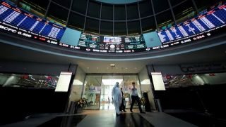 Thị trường tài chính ở vùng Vịnh bị ‘bóp nghẹt’ do giá xăng dầu giảm liên tiếp và thu nhập ảm đạm