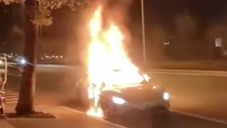 Sedan điện của ‘gã khổng lồ công nghệ’ bất ngờ bốc cháy ngay trước cửa hàng sửa chữa gây xôn xao