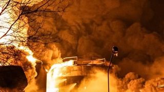 Ukraine phá hủy tàu, nhiều tòa chung cư và 1 kho dầu của Nga chìm trong biển lửa