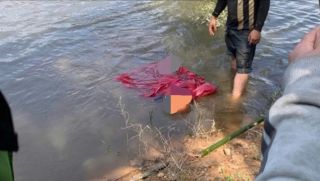 Phát hiện người đàn ông mặc áo mưa, đội mũ bảo hiểm tử vong trên hồ nước, hé lộ nguyên nhân vụ việc