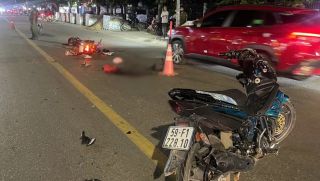 Camera ghi lại khoảnh khắc gia đình cán bộ công an bị tông trực diện khi qua đường, người bố tử vong