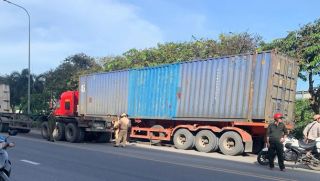 Hiện trường ám ảnh vụ nữ sinh lớp 9 bị kẹp giữa 2 xe container, tử vong trên đường đi học