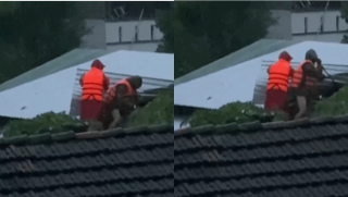 'Nghẹt thở' khoảnh khắc cạy mái nhà giải cứu người dân bị ngập lụt tại Đắk Lắk 