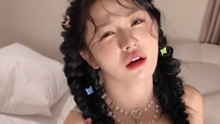 Trần Hà Linh mặc đồ gợi cảm quảng cáo game, gây tranh cãi mạng xã hội